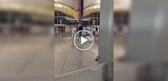 В аэропорту Гонконга разъяренный турист превратил терминал в поле боя