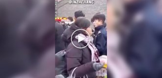 Поліцейський показав, наскільки легко витягнути смартфон із чужої кишені в громадському місці