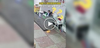 Сотрудник закусочной лег спать прямо за кассой