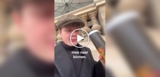 Жартівники обдурили охоронну систему Лувру і повесили свою картину