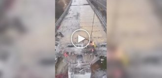В Испании применили подвешенный экскаватор для демонтажа моста