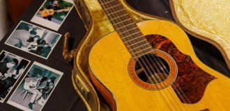 Знайдену на горищі гітару Джона Леннона продали за 2,9 млн доларів (8 фото)