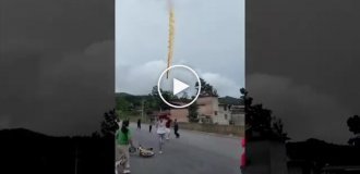 Люди біжать у паніці: в Китаї поряд з житловим районом впала частина космічної ракети
