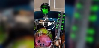 В США музыкант собрал полноценную робо-группу, заставив собственные инструменты играть самостоятельно