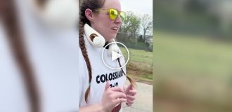 Спортсменка пробежала полумарафон, надев 55 футболок