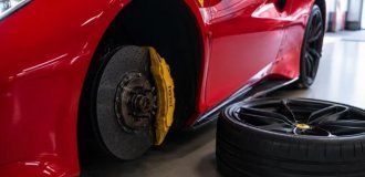 В Ferrari придумали систему экстренного отделения колёс — ради безопасности (5 фото)