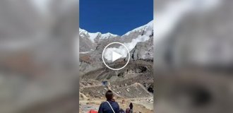 Огромная лавина обрушилась на туристический лагерь на Аннапурне