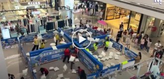 Необычный способ разрядки: битва подушками в торговом центре