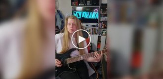 Милая девушка, которая умеет играть рок на гитаре