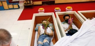 Лег в гроб и очистился (3 фото)