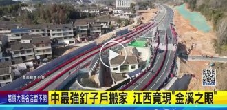Самый упрямый житель Китая сдался и покинул жилье посреди трассы