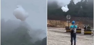 В Индонезии рабочие попытались поймать облако (3 фото + 1 видео)