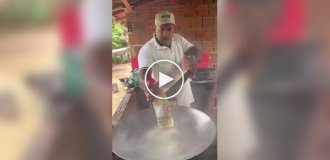 Мужчина попытался зрелищно открыть бутылку масла