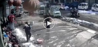 Китаянка вовремя отошла от места падения снега