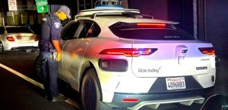 Полиция остановила беспилотный автомобиль за незаконный разворот, но не смогла выписать штраф (2 фото)