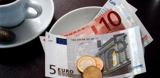 A rich guy fled a resort because of the pursuit of a waiter who received 500 euros in tips from him (2 photos)