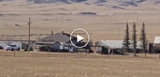 В США шторм с порывами до 230 кмч опрокинул вагоны грузового поезда