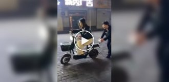 Один точный удар ногой предотвратил столкновение
