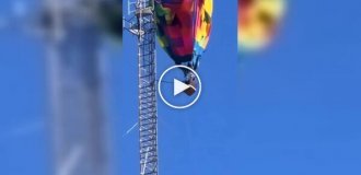 В Техасе воздушный шар застрял на высоте 280 метров в башне связи