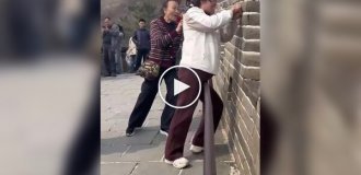 Две туристки вырезали свои имена на Великой китайской стене и попали в полицию