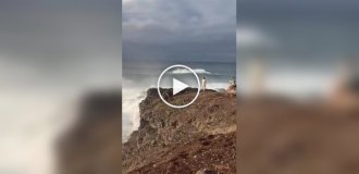 Волна накрыла туристов на Канарских островах