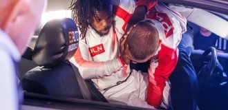 A strange sport - wrestling in a car called "car-jitsu" (3 photos + 1 video)