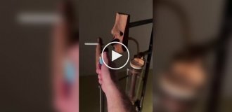 Інженерна скульптура, яка «курить» сама