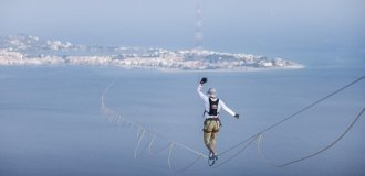 The guy walked more than three kilometers on a line over the sea (2 photos + 2 videos)
