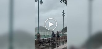 Волна обрушилась на семью, которая пренебрегла безопасностью