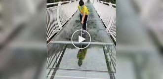 Как моют стеклянный мост по утрам перед посещением туристов