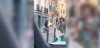 Music from a car turned a Perpignan street into a dance floor
