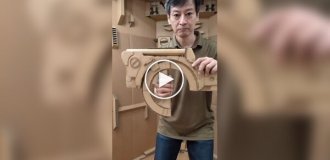 Ingenious transforming weapon made of cardboard