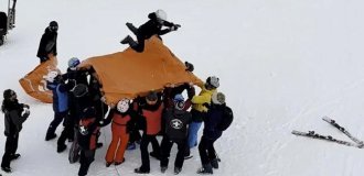 Skiers saved a child who fell from a ski lift (4 photos + 1 video)