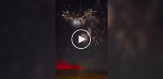 Новогодний салют над пирамидами Хеопса и над парижским Диснейлендом