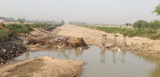 How an entire 500-ton bridge was stolen in India (4 photos)