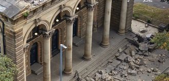 Passersby narrowly escaped death when the facade of a Victorian church collapsed (4 photos + 1 video)