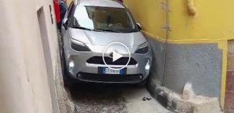Туристи на автомобілі застрягли між будинками, слідуючи вказівкам навігатора