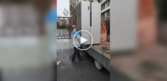 Професійний вантажник за роботою