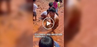A Chinese kindergarten where children are allowed to frolic in the mud