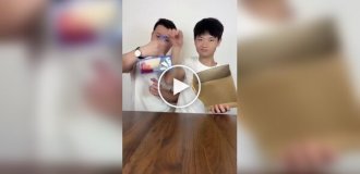 Парень раскрывает секреты фокусов приятеля