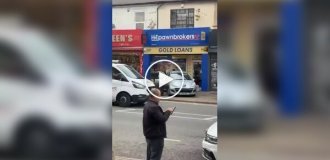 Банда в масках протаранила ломбард на машине и украла золото среди бела дня