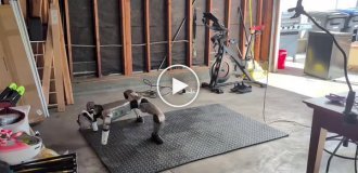 Мужчина научил своего робота ползать в стиле монстров из ужастиков