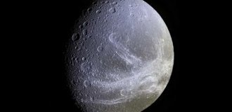 Сатурнианская Диона (1 фото)