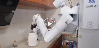 Китайцы выпустили робота-домохозяйку