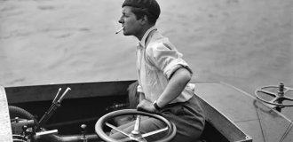 «Самая быстрая женщина на воде»: наследница нефтяного миллиарда, которая купила себе остров и 70 лет жила с куклой (16 фото)