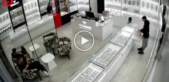 Дымовая ловушка: сотрудник ювелирного магазина сорвал попытку ограбления