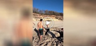Компания друзей выкопала себе тусовочное место прямо на пляже
