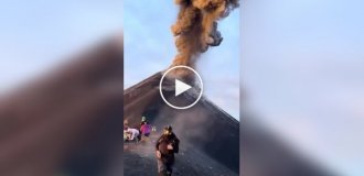Огненный обстрел в Гватемале: туристы едва не превратились в уголь во время извержения вулкана Фуэго
