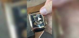 Наручний годинник з «одноруким бандитом»