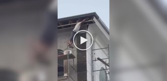 В Узбекистане засняли местного рабочего, который стоял в тапочках на краю строительных лесов